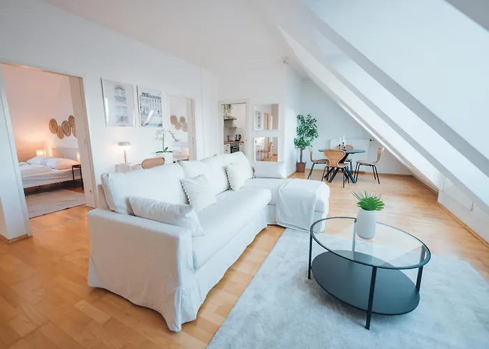 Stylish Apartment With Balcony And Rooftop Views