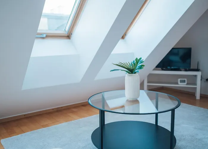 Stylish Apartment With Balcony And Rooftop Views