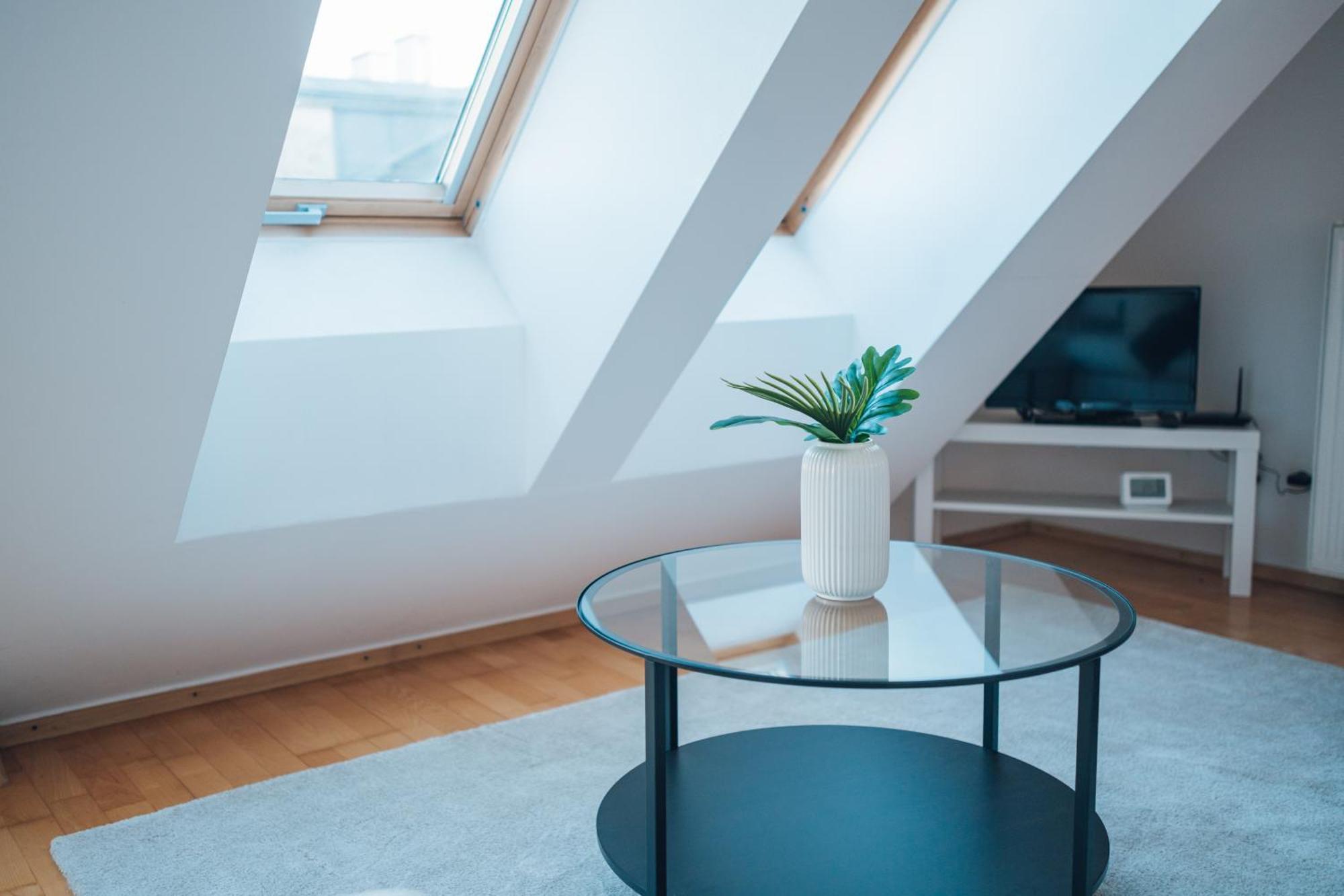 Stylish With Balcony And Rooftop Views Wien