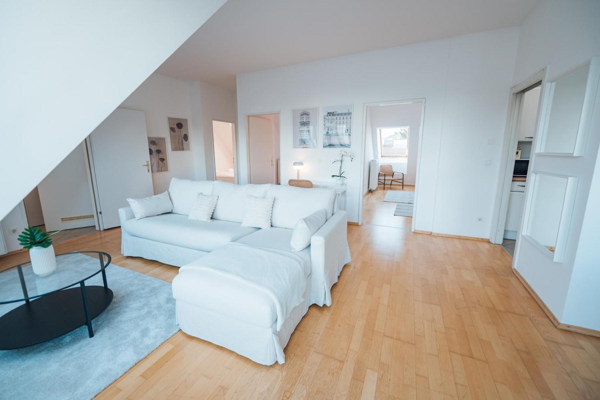 Stylish With Balcony And Rooftop Views * Wien