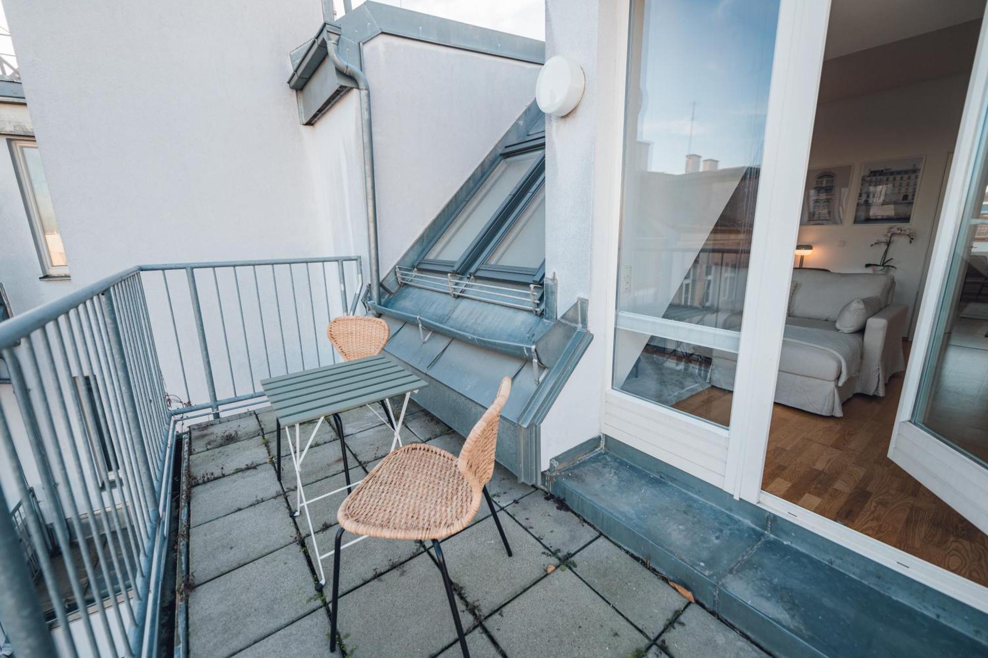 Stylish With Balcony And Rooftop Views