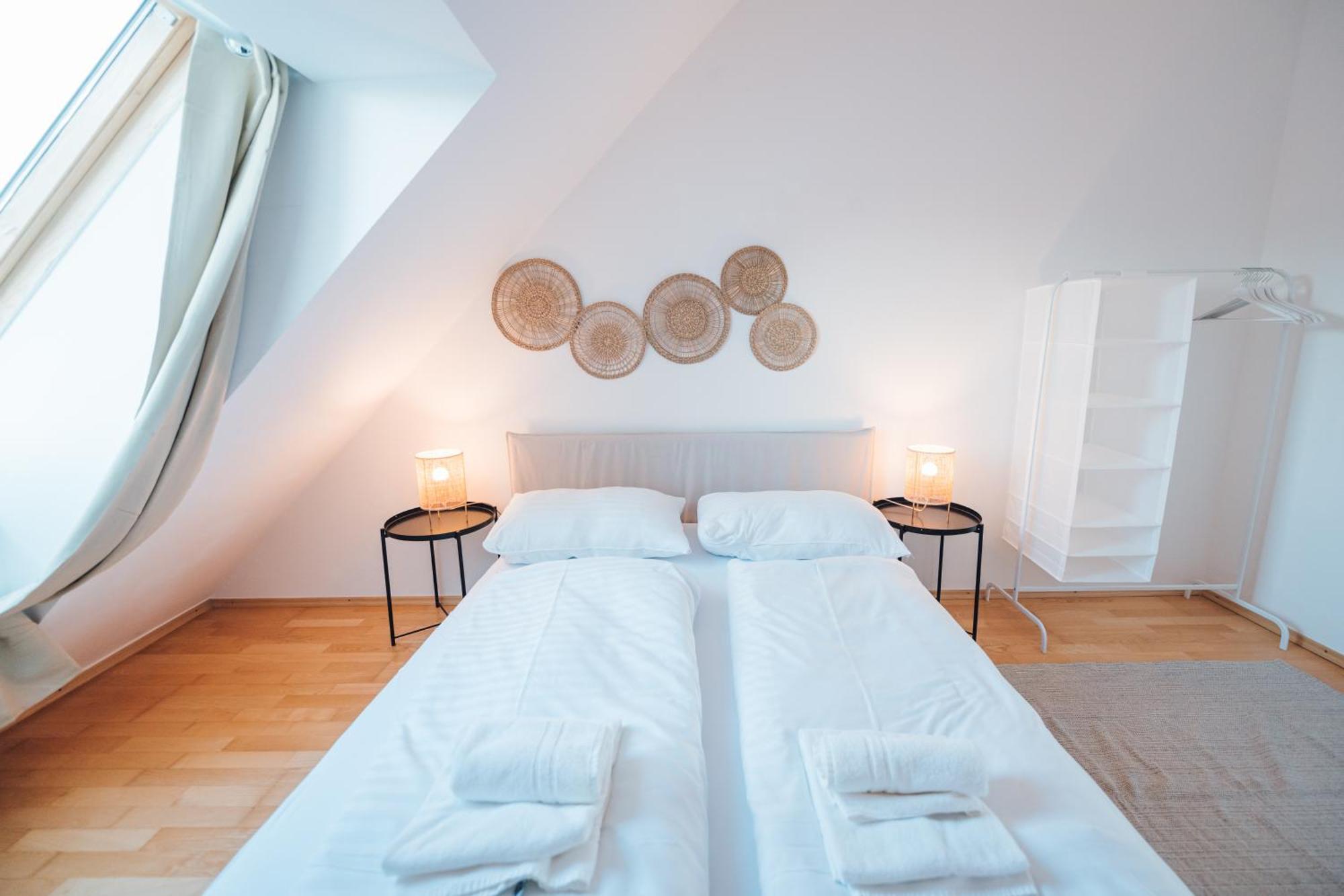 Stylish With Balcony And Rooftop Views * Wien