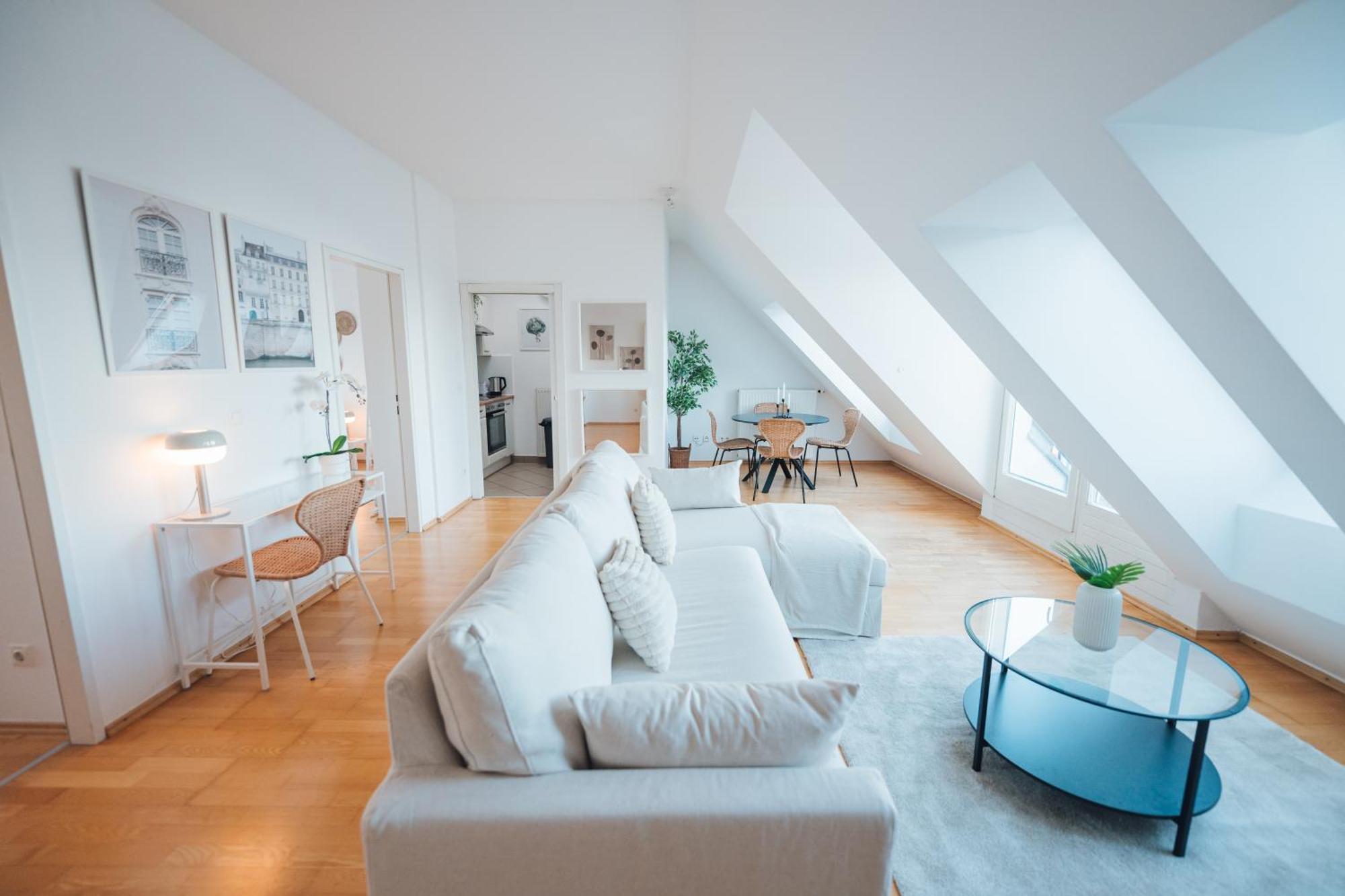 Apartment Stylish With Balcony And Rooftop Views