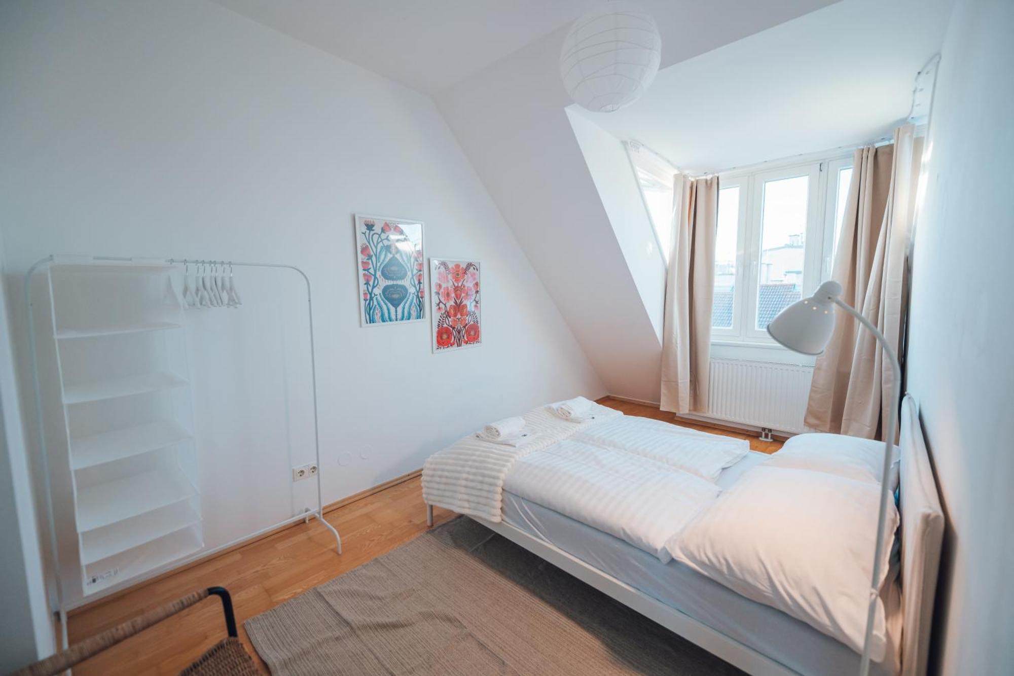 Stylish With Balcony And Rooftop Views Apartment *